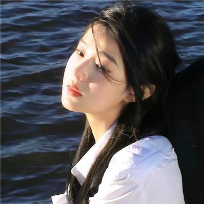 这名男子，捡到了人鱼。